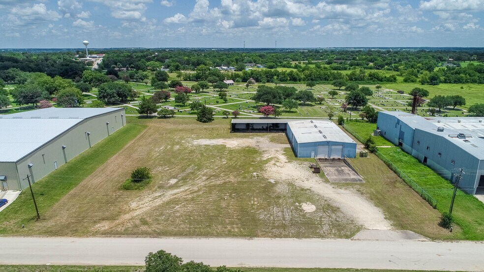 335 Nagel dr, Caldwell, TX à louer - Photo du bâtiment - Image 2 de 18