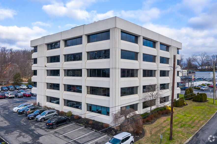 45 Knollwood Rd, Elmsford, NY à louer - Photo du bâtiment - Image 2 de 5