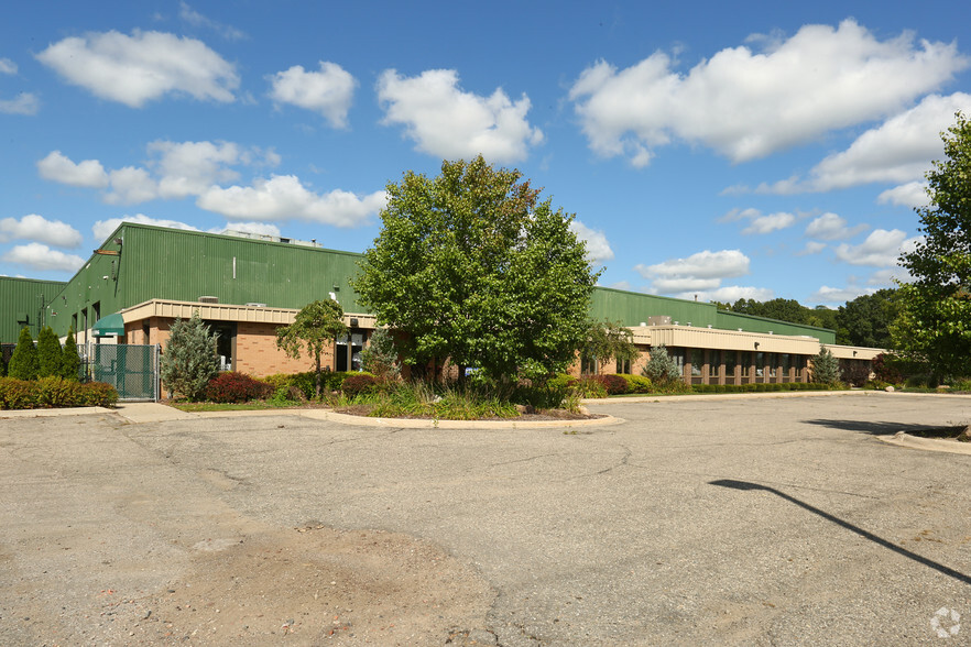 2440 W Highland Rd, Howell, MI for lease - Building Photo - Image 1 of 4