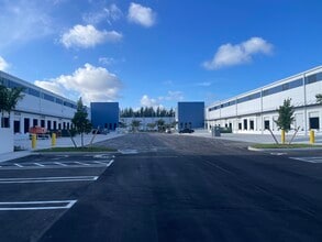 11550 NW 124th St, Medley, FL à louer Photo du bâtiment- Image 2 de 3