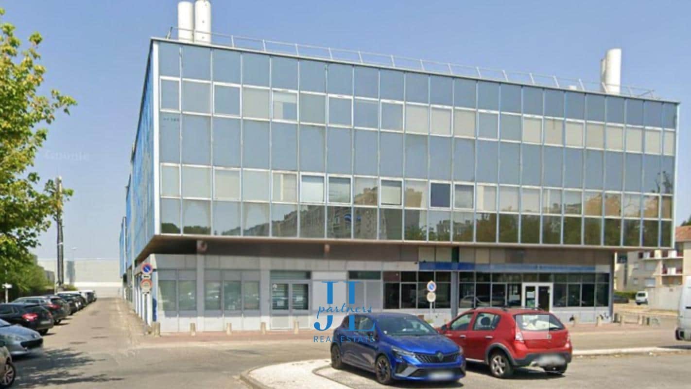 Retail in Mérignac for lease Building Photo- Image 1 of 2