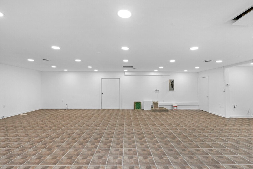 2215 West Blvd, Charlotte, NC for lease - Interior Photo - Image 2 of 16