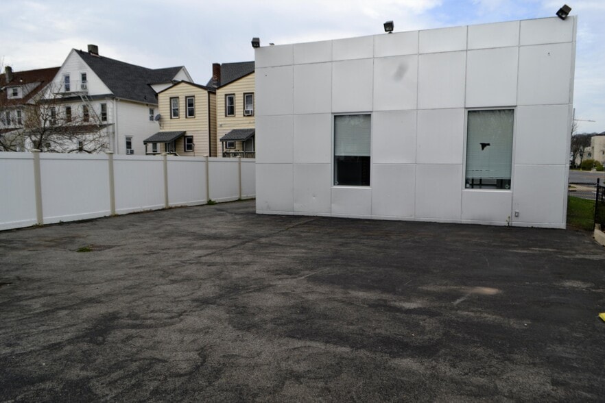 10 Robertson Ave, White Plains, NY for lease - Building Photo - Image 3 of 7