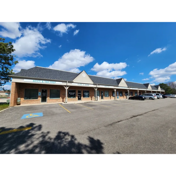 2450 Grass Lake Rd, Lindenhurst, IL for lease - Building Photo - Image 1 of 18