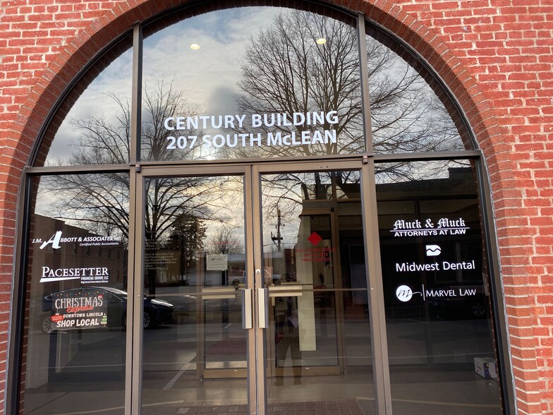 207 S McLean St, Lincoln, IL à vendre - Photo du bâtiment - Image 2 de 6