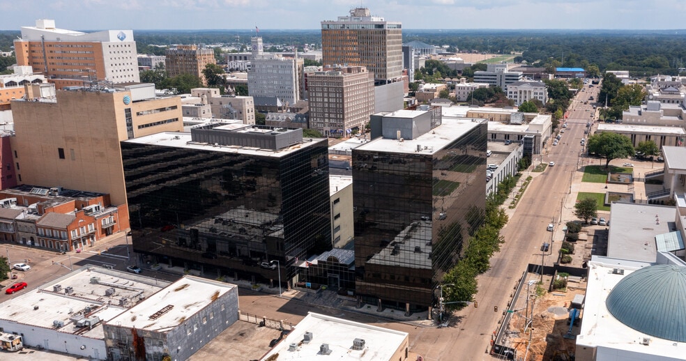 City Centre portfolio of 2 properties for sale on LoopNet.ca - Building Photo - Image 2 of 10