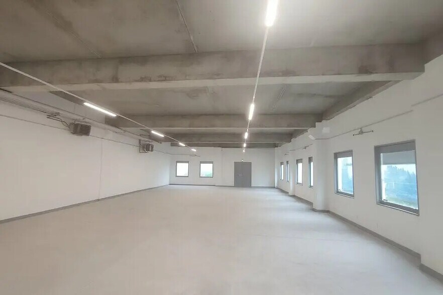 Flex in Saint-Quentin-Fallavier for sale - Building Photo - Image 2 of 27