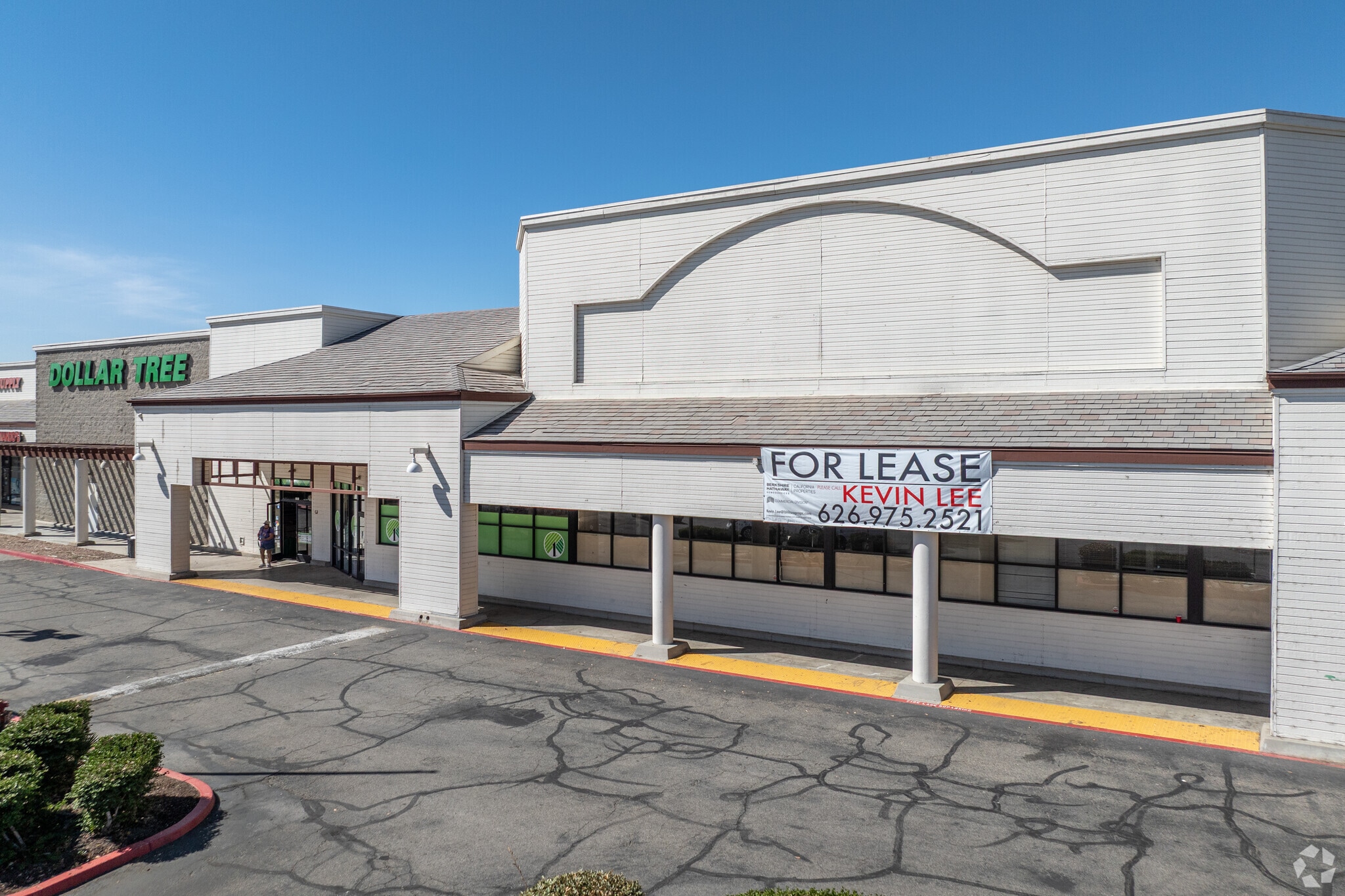 Lakeshore Village Marketplace portfolio of 3 properties for sale on LoopNet.ca Primary Photo- Image 1 of 4