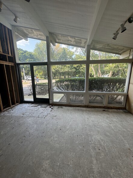 4085 Pontiac Trail, West Bloomfield, MI à vendre - Photo du bâtiment - Image 3 de 6