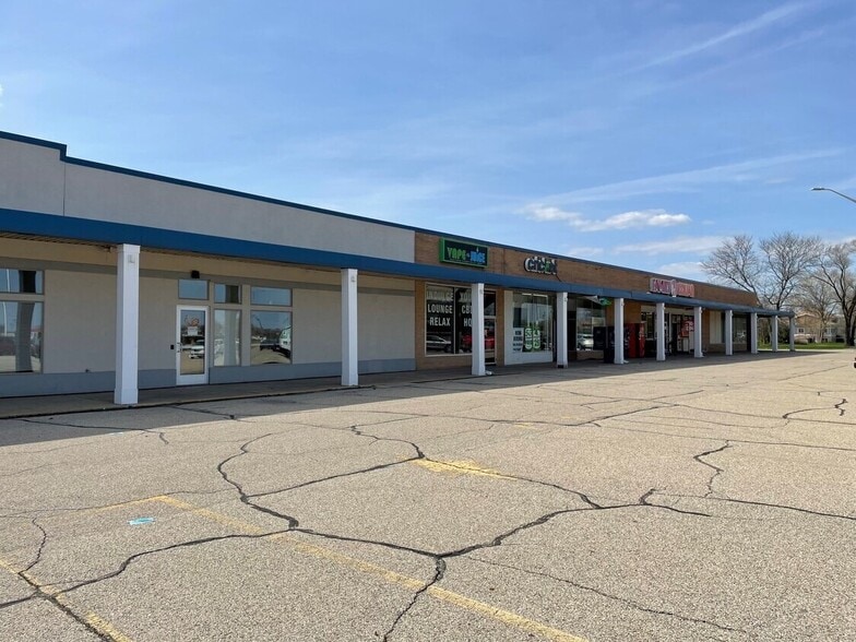 1820-1898 Center Ave, Janesville, WI for lease - Building Photo - Image 2 of 5