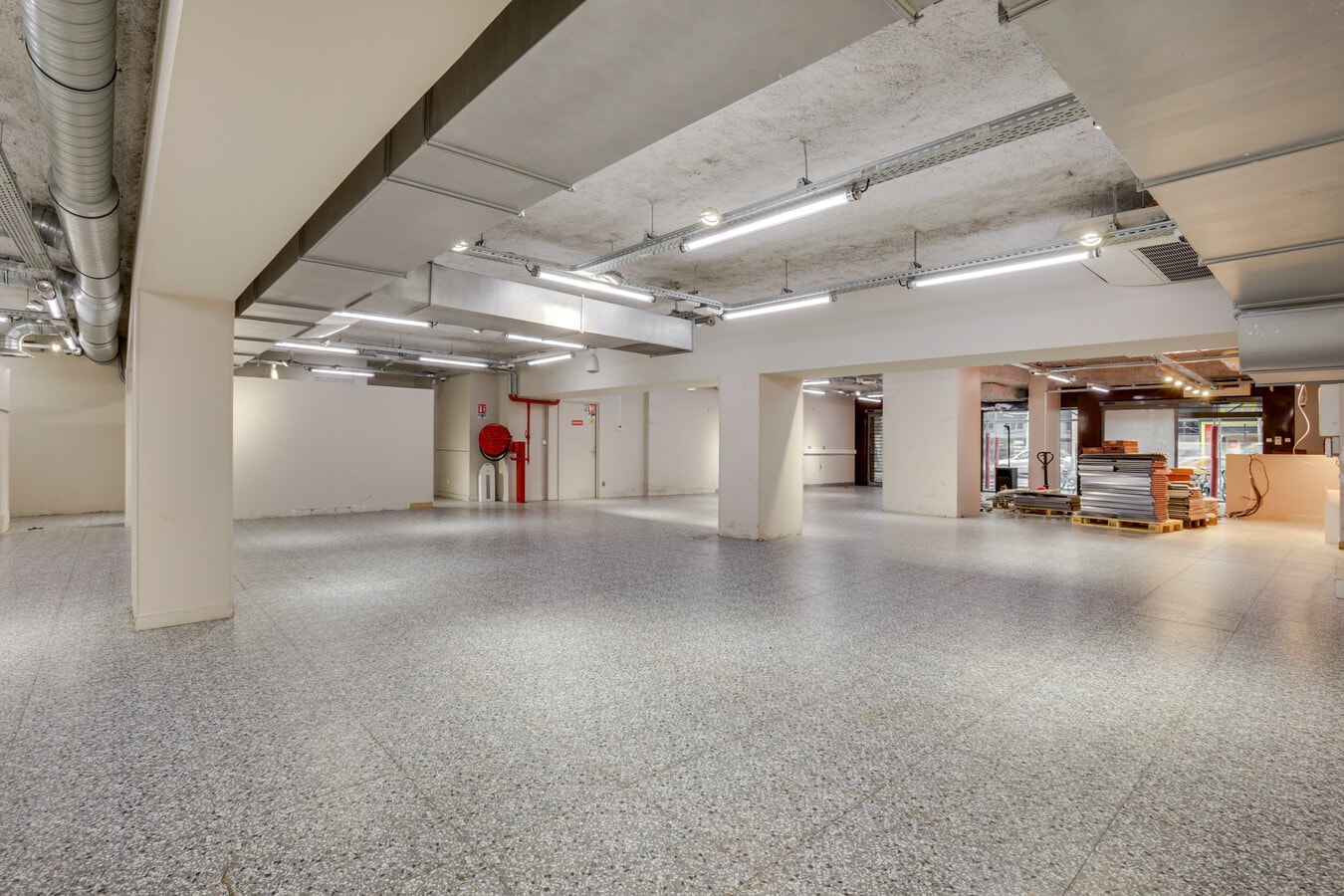 Paris, PAR 75012 -  -  - Interior Photo - Image 2 of 8
