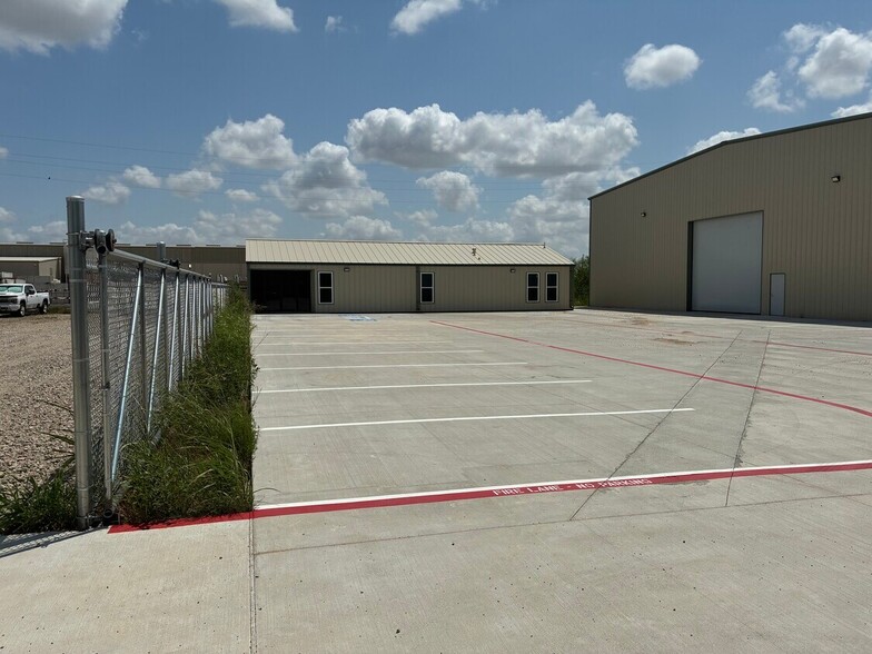 34277 Sunset Ln, Brookshire, TX for lease - Building Photo - Image 2 of 4