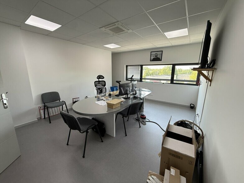 Office in Bussy-Saint-Georges for sale - Interior Photo - Image 2 of 7