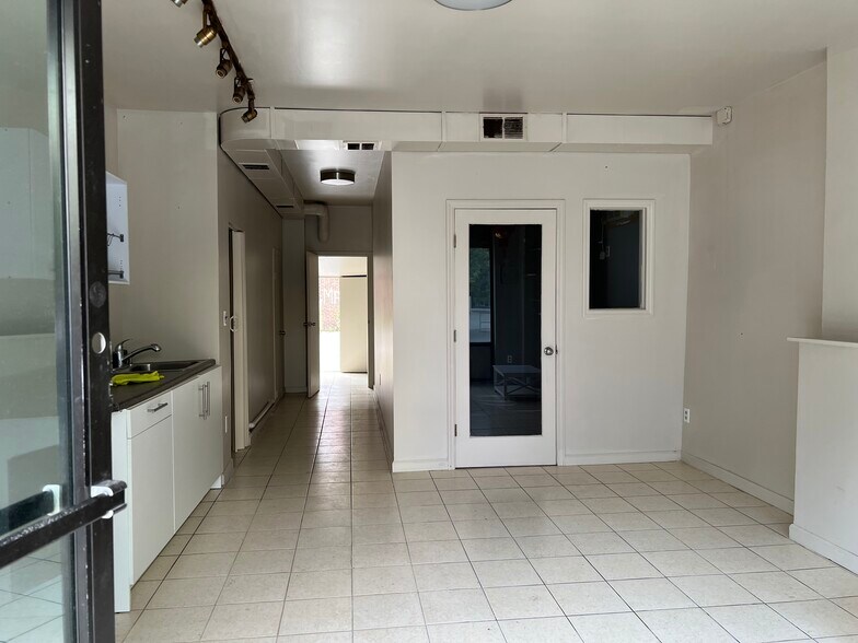 36-15 33rd St, Astoria, NY à louer - Photo du bâtiment - Image 3 de 3