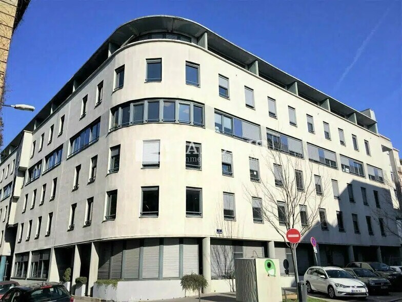 Office in Lyon for lease - Building Photo - Image 1 of 2