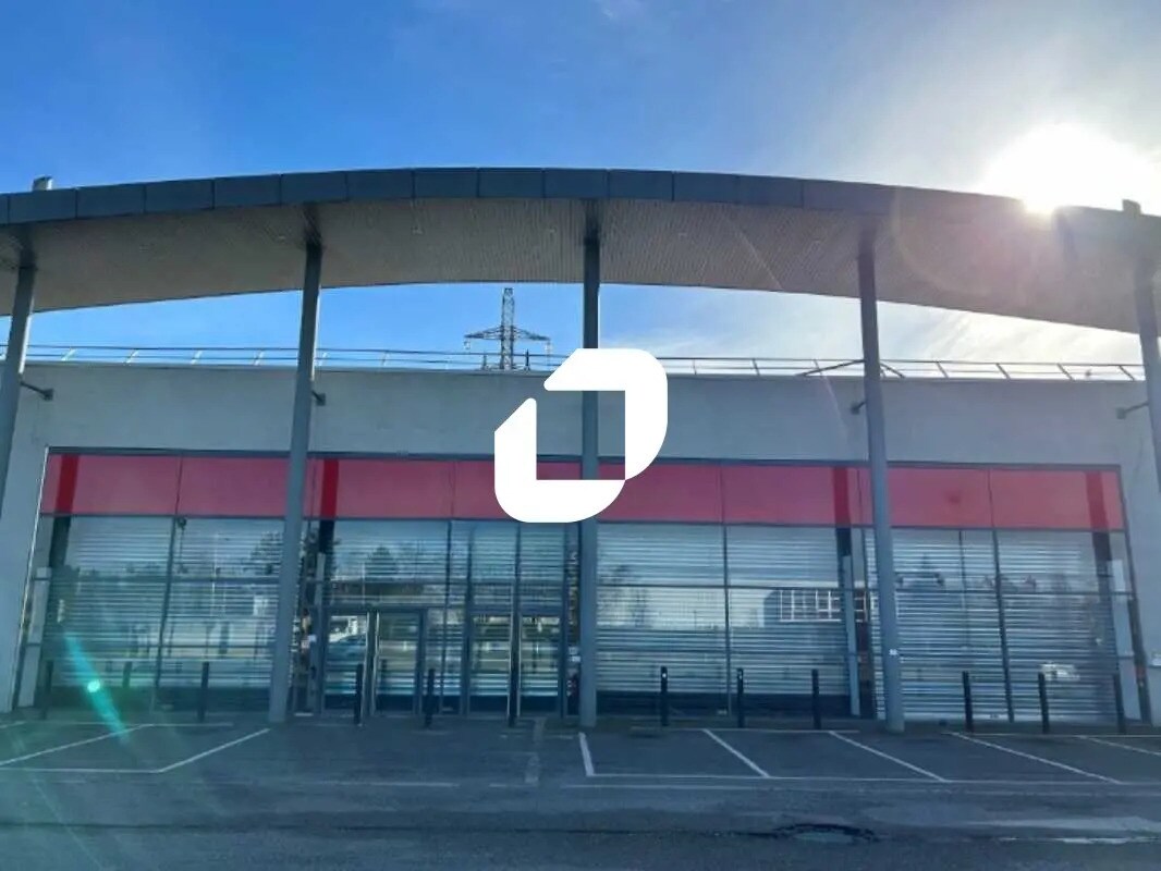 Retail in Coignières for lease Building Photo- Image 1 of 2