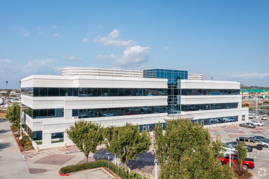 200 S Main St, Corona, CA à louer - Photo du bâtiment - Image 2 de 9