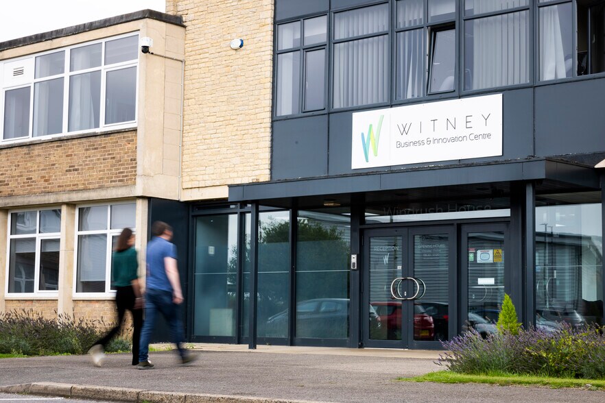 Windrush Park Rd, Witney à louer - Photo du bâtiment - Image 2 de 26