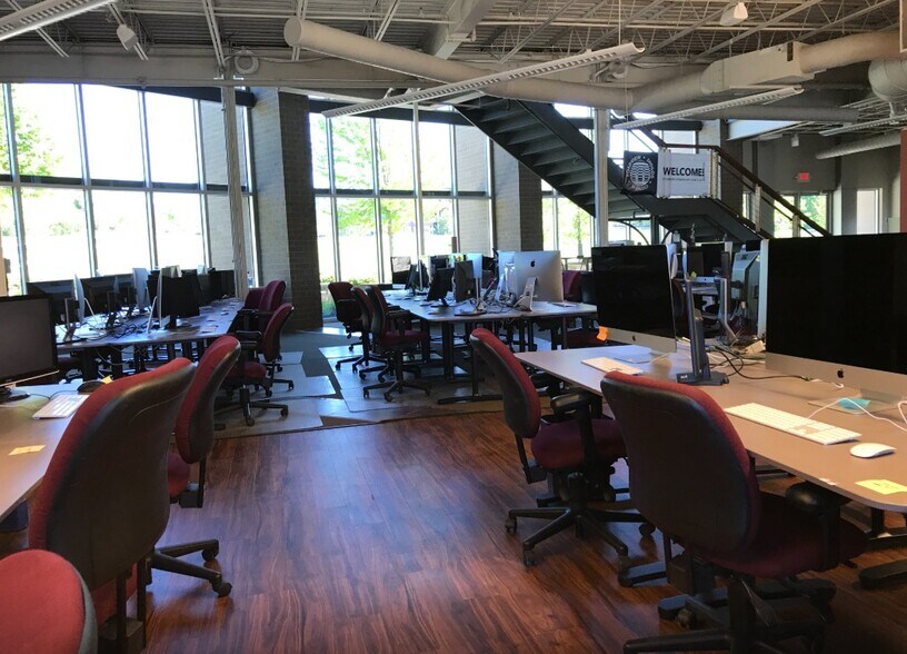 2655 Research Park Dr, Fitchburg, WI à vendre - Photo du bâtiment - Image 3 de 11