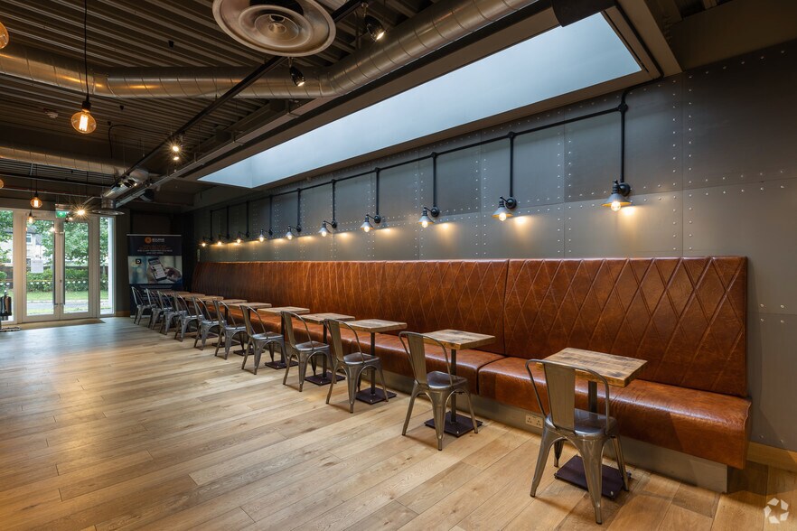 400 Dashwood Lang Rd, Addlestone à louer - Photo intérieure - Image 2 de 37