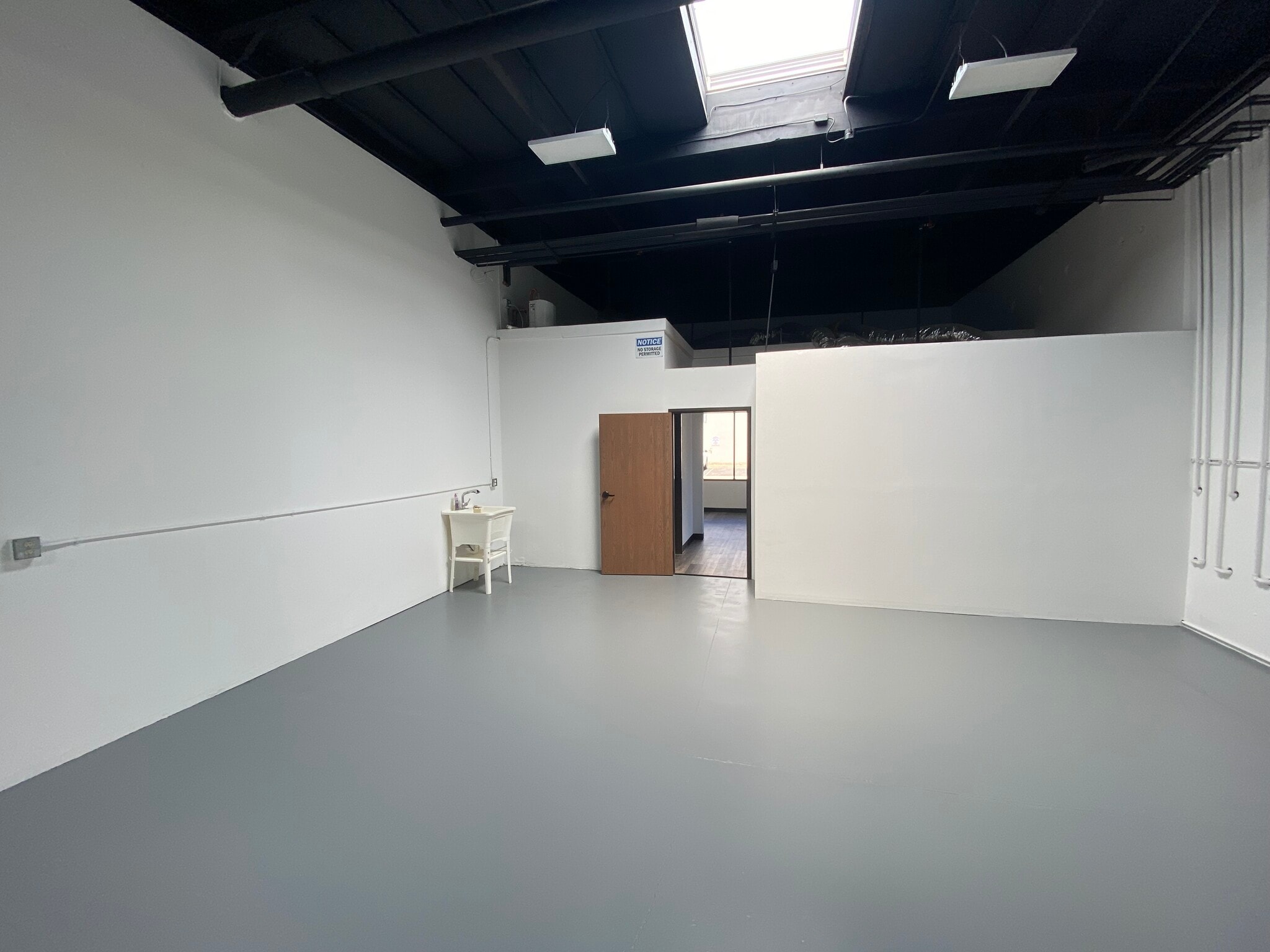 1422 S Allec St, Anaheim, CA for lease Interior Photo- Image 1 of 7