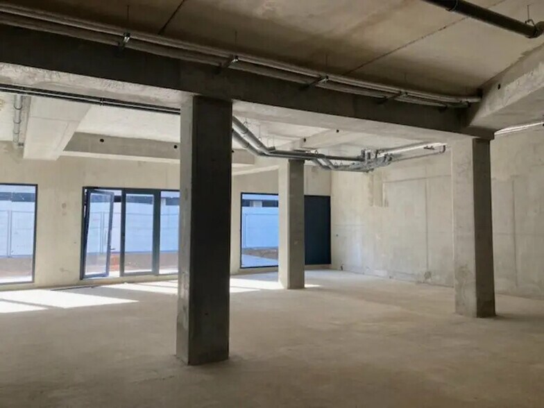 Retail in Magnanville for lease - Interior Photo - Image 3 of 12