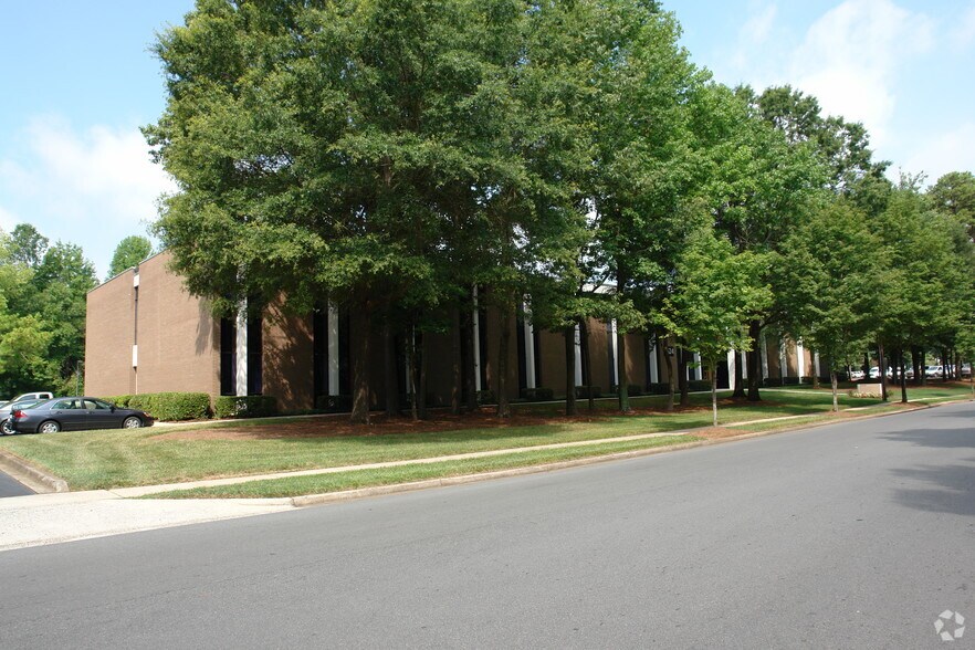5624 Executive Center Dr, Charlotte, NC à louer - Photo du bâtiment - Image 2 de 2