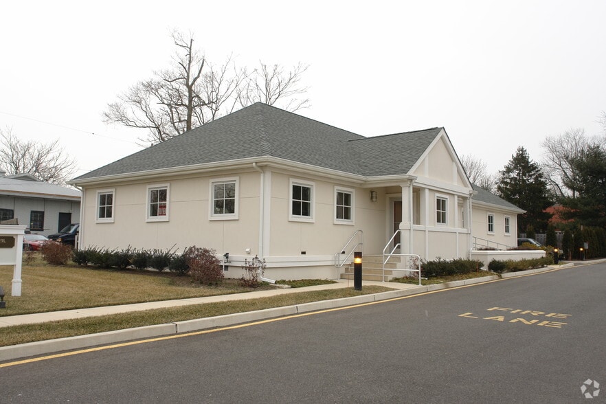 215 Monmouth Rd, Oakhurst, NJ for lease - Primary Photo - Image 1 of 2