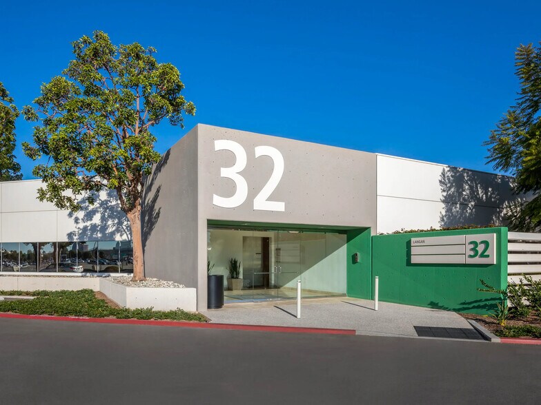 2 Executive Cir, Irvine, CA à louer - Photo du bâtiment - Image 2 de 13