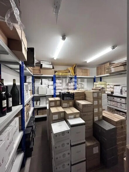 Retail in Francheville for lease - Interior Photo - Image 2 of 6