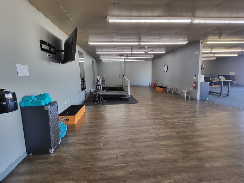 1414 Interstate Loop, Bismarck, ND à louer - Photo du bâtiment - Image 3 de 8