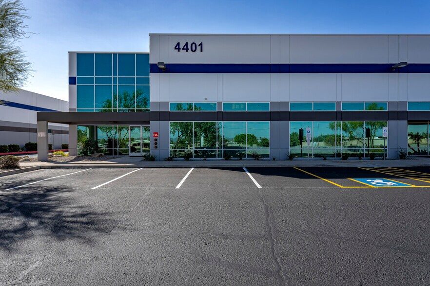 4401 E Baseline Rd, Phoenix, AZ à louer - Photo du bâtiment - Image 2 de 7