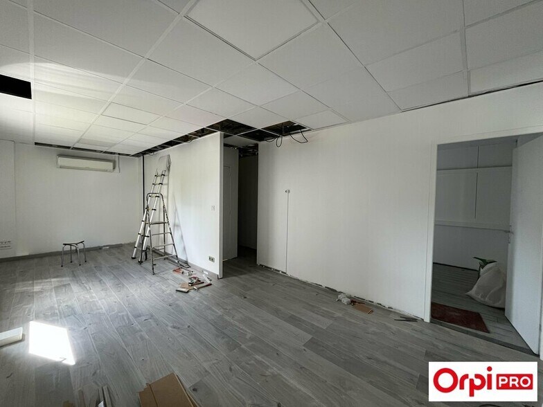 Office in Corbas for lease - Building Photo - Image 2 of 8