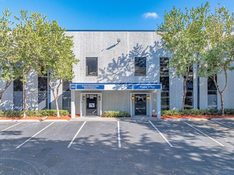 2201 Nw 30th Pl, Pompano Beach, FL à louer - Photo du bâtiment - Image 1 de 13