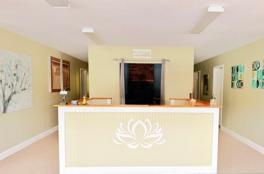 6985 Woodstock Rd, Hartford, VT à louer - Photo du bâtiment - Image 3 de 16