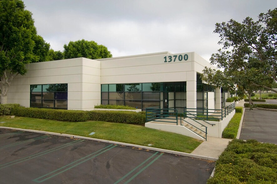 20 Fairbanks, Irvine, CA à louer - Photo du bâtiment - Image 2 de 10