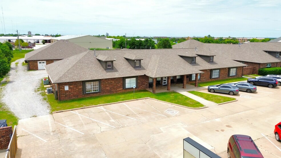 700 W 18th St, Edmond, OK à louer - Photo du bâtiment - Image 3 de 9