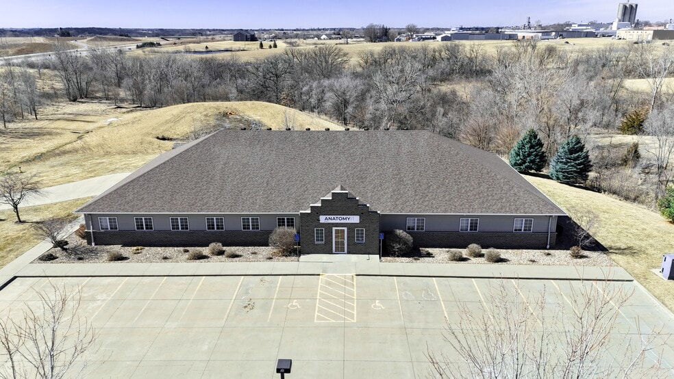 411 SE 9th St, Pella, IA for lease - Primary Photo - Image 1 of 5