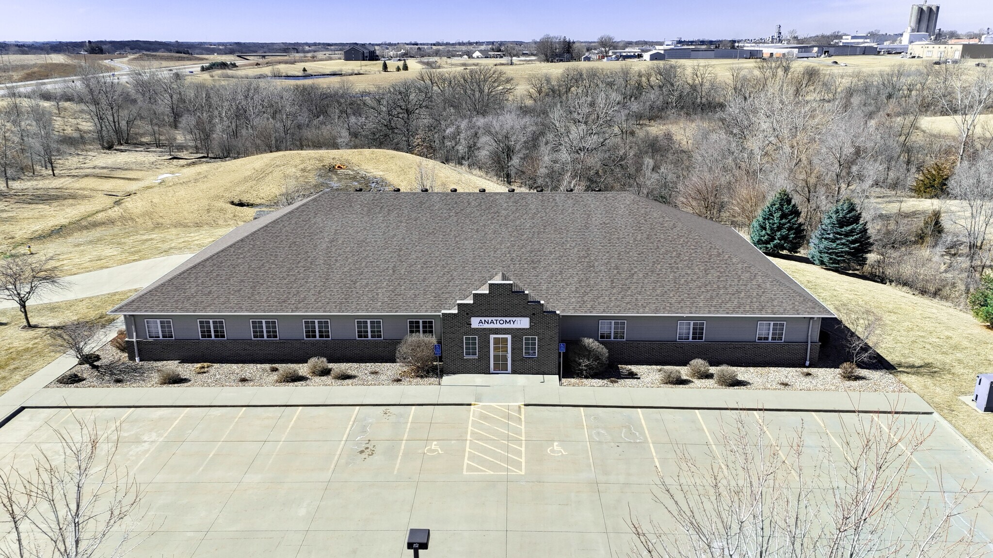 411 SE 9th St, Pella, IA for lease Primary Photo- Image 1 of 6