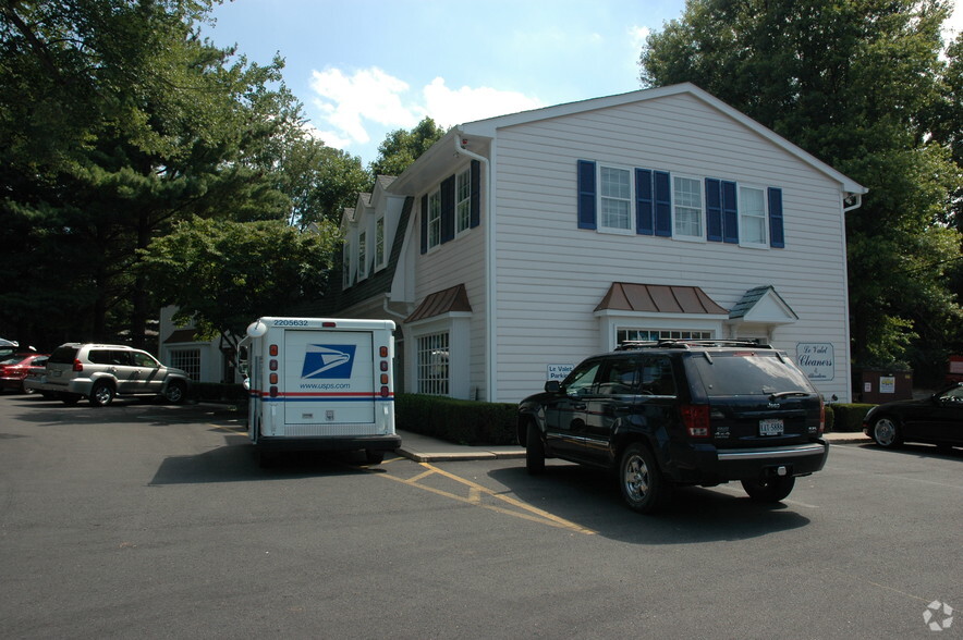 8115 Old Dominion Dr, McLean, VA à louer - Photo du bâtiment - Image 3 de 15