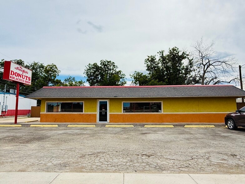 903 15th St, Ozona, TX à vendre - Photo du bâtiment - Image 1 de 57