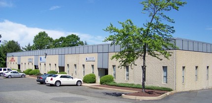 11 Harts Ln, East Brunswick, NJ à louer Photo du bâtiment- Image 2 de 3