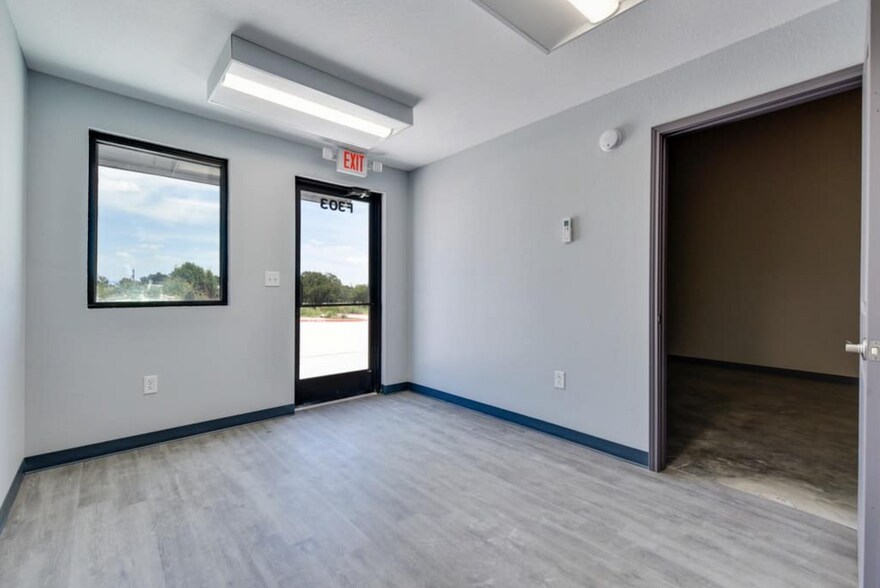 10921 E Crystal Falls Pkwy, Leander, TX à louer - Photo du bâtiment - Image 2 de 9