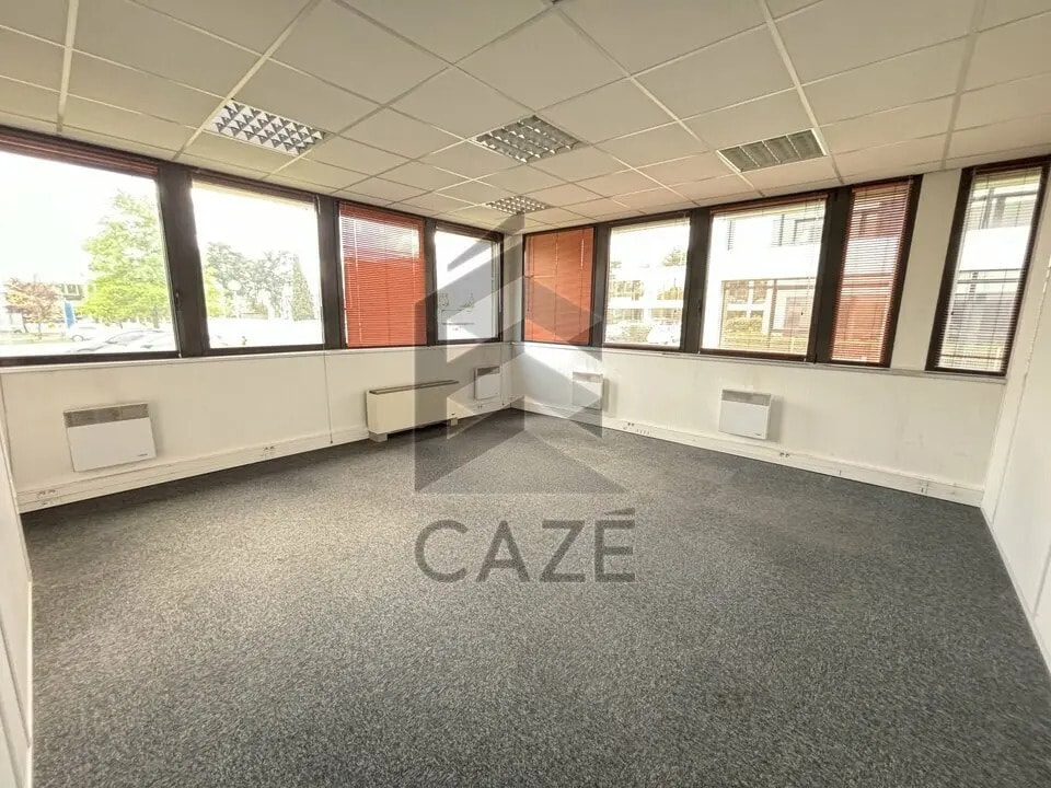 Office in Bordeaux for lease Interior Photo- Image 1 of 5