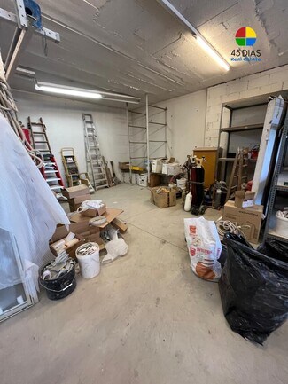 Plus de détails pour Multi-résidentiel à vendre