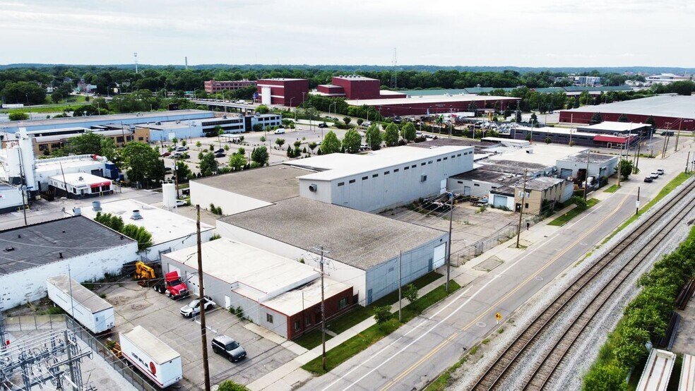 210 Hall St SW, Grand Rapids, MI à vendre - Photo du bâtiment - Image 2 de 10