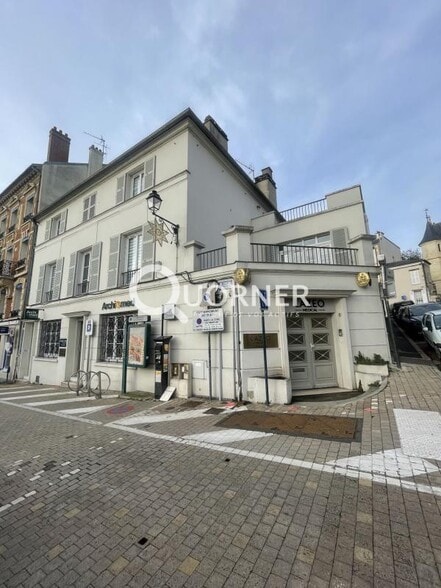 Office in Pontoise for lease - Building Photo - Image 2 of 19