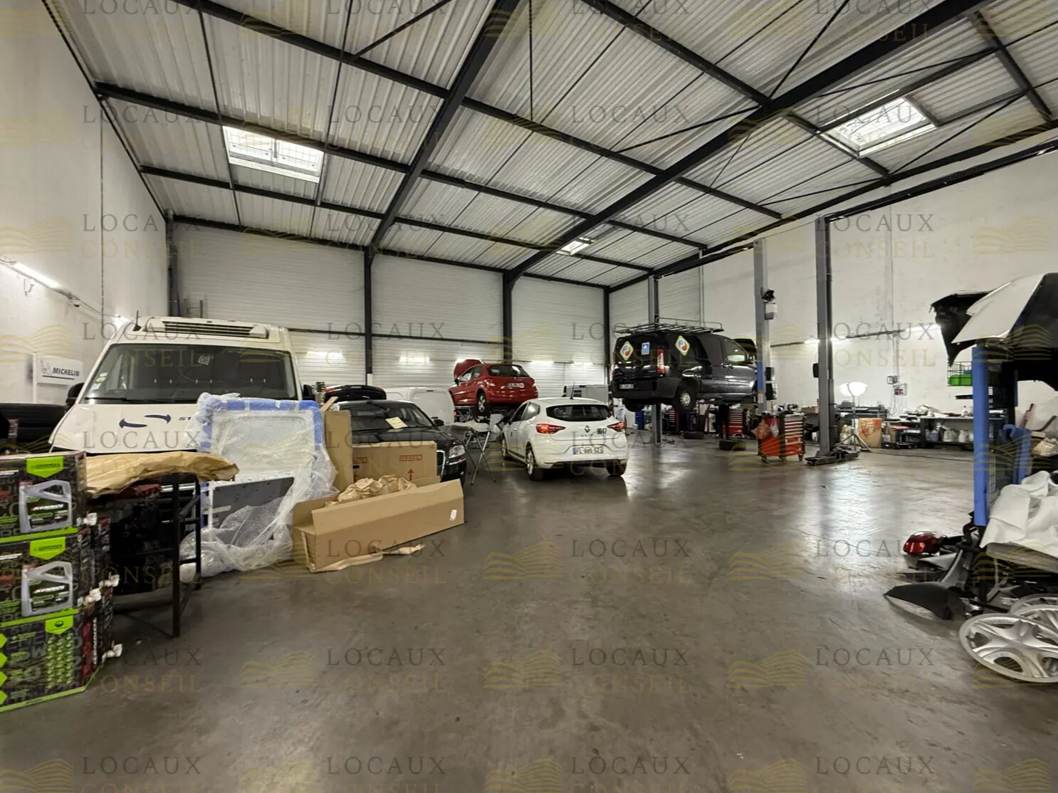 Flex in Belloy-en-France for lease Interior Photo- Image 1 of 7