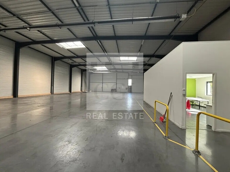 Office in Meyzieu for lease - Building Photo - Image 3 of 17