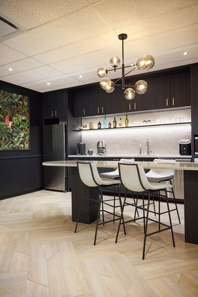 700 2 St SW, Calgary, AB à louer - Photo du bâtiment - Image 3 de 9